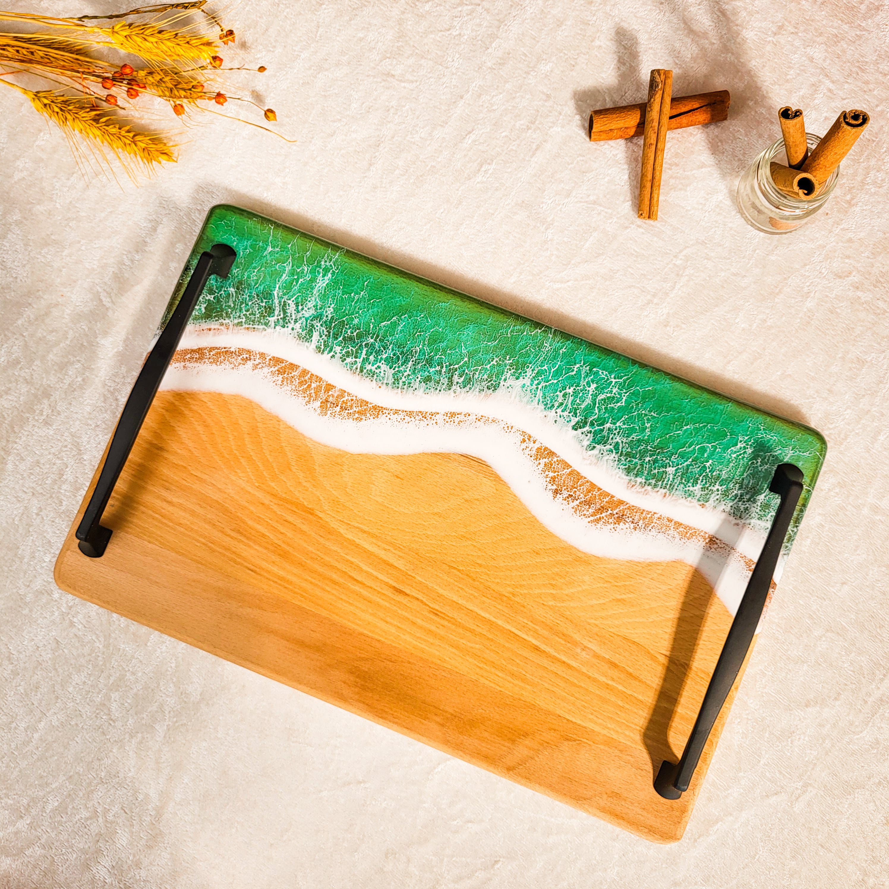 Kişiye Özel İsim Kazımalı Yeşil Epoksi Okyanus Desenli Kulplu Ahşap Tepsi 24×36 cm