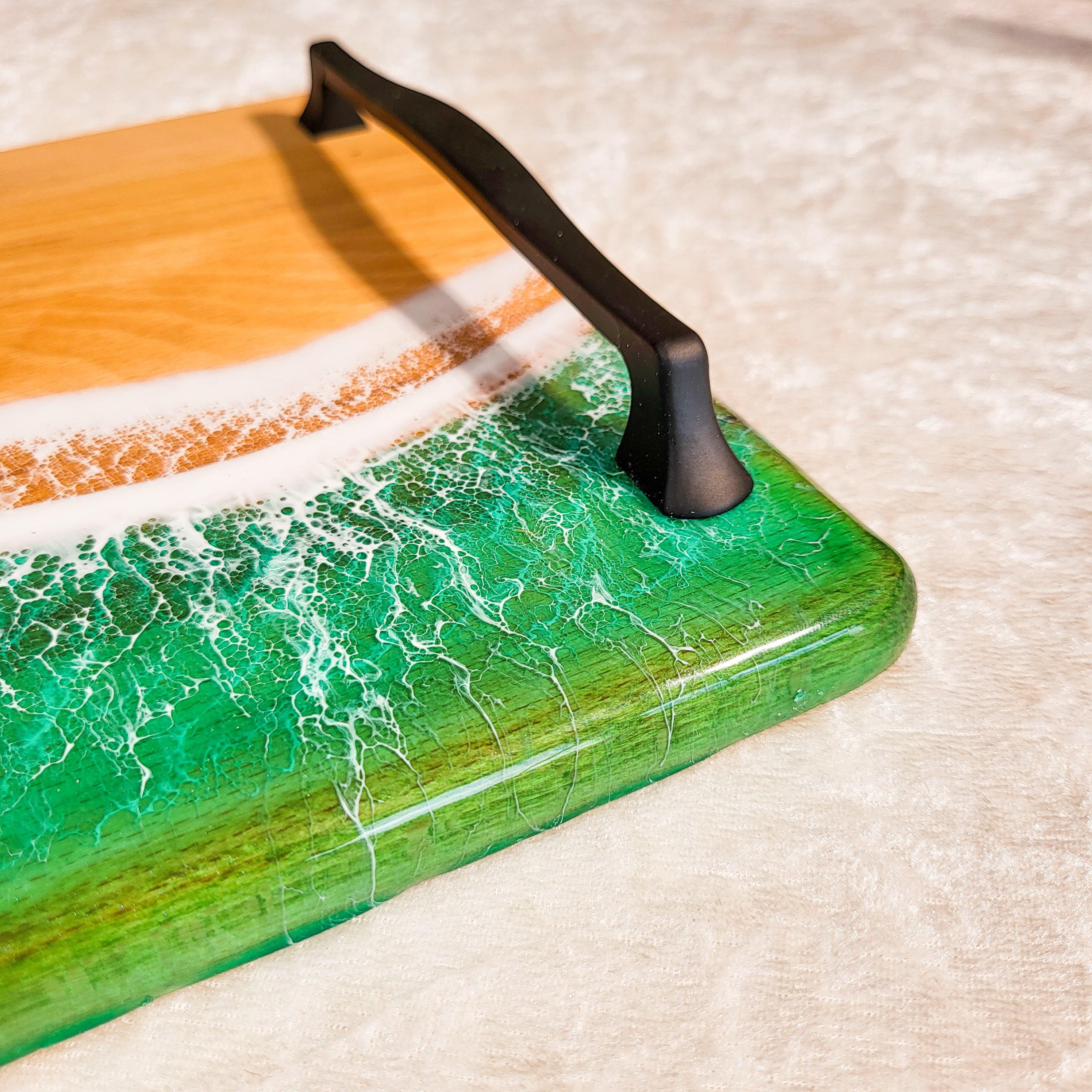 Kişiye Özel İsim Kazımalı Yeşil Epoksi Okyanus Desenli Kulplu Ahşap Tepsi 24×36 cm