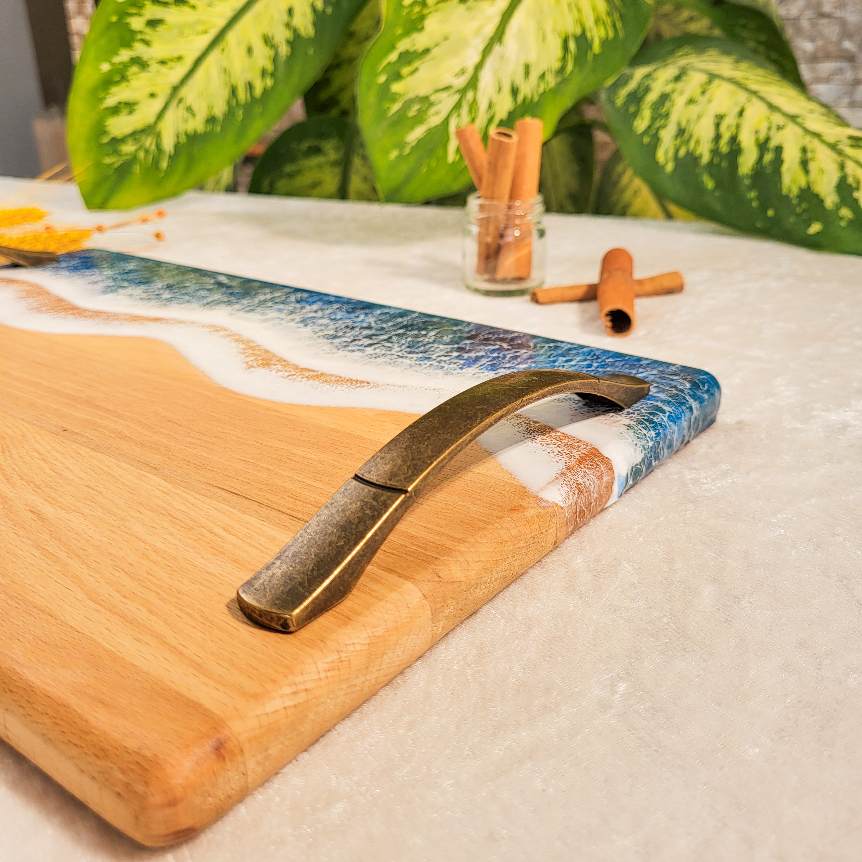 Epoksi Okyanus Desenli Kulplu Ahşap Sunum Tepsisi (24×36 cm)