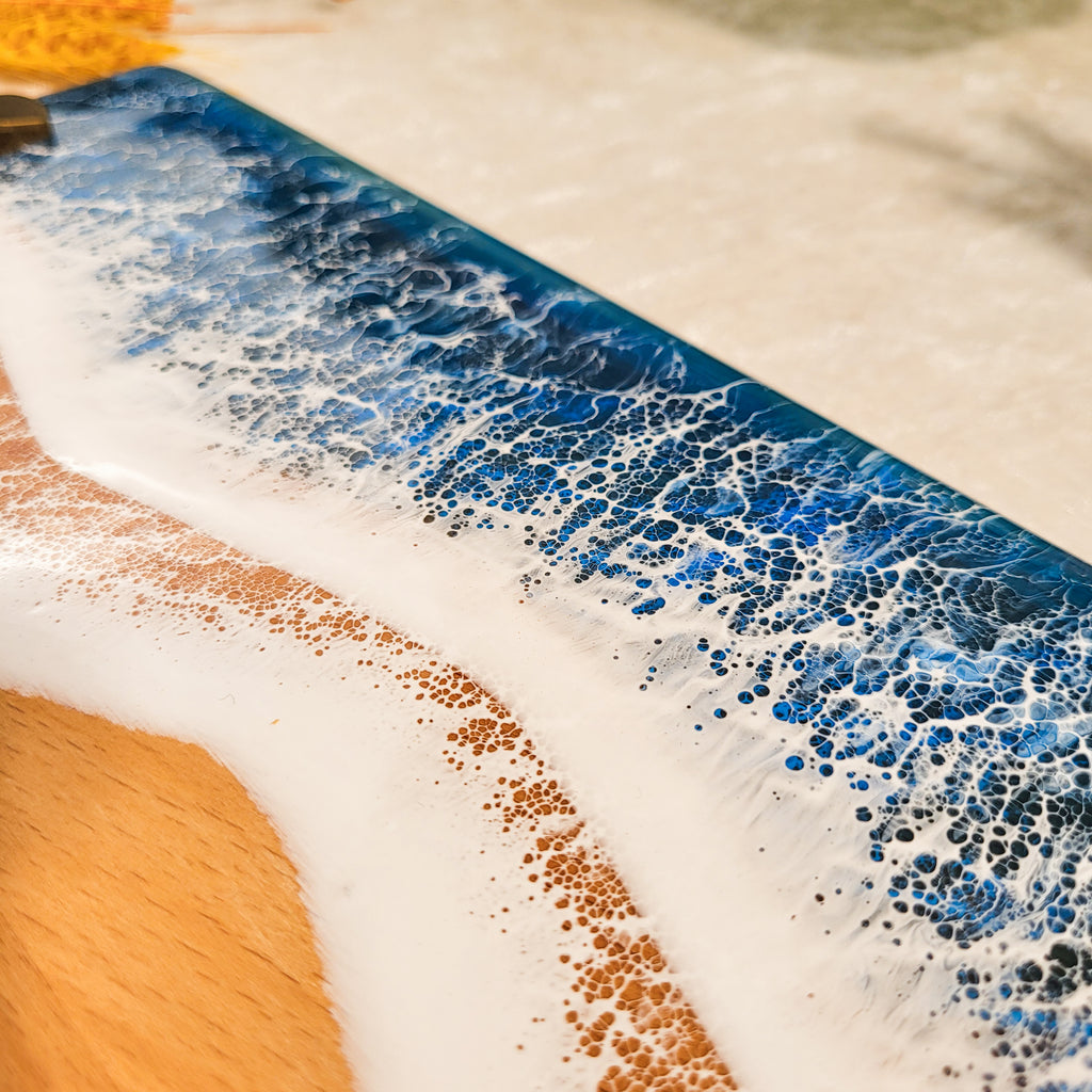 Epoksi Okyanus Desenli Kulplu Ahşap Sunum Tepsisi (24×36 cm)