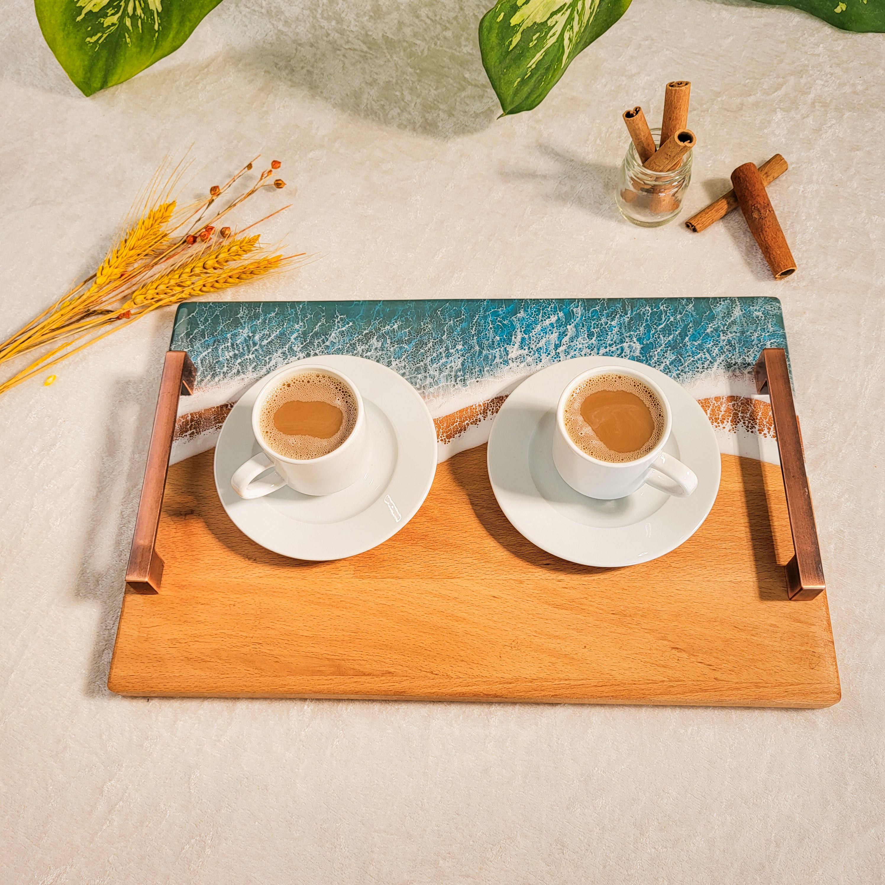 Kişiye Özel İsim Yazılı Epoksi Turkuaz Okyanus Desenli Kulplu Ahşap Sunum Tepsisi (24×36 cm)