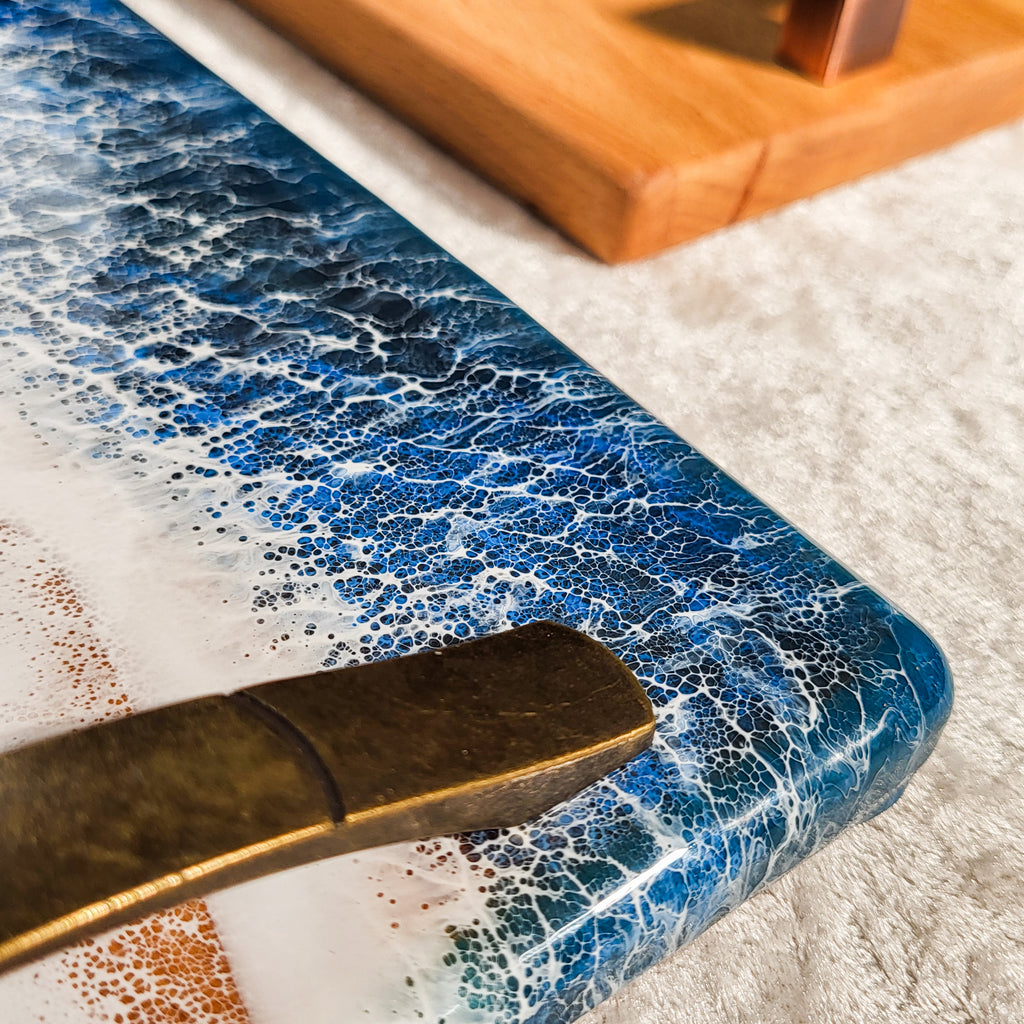 Epoksi Okyanus Desenli Kulplu Ahşap Sunum Tepsisi (24×36 cm)