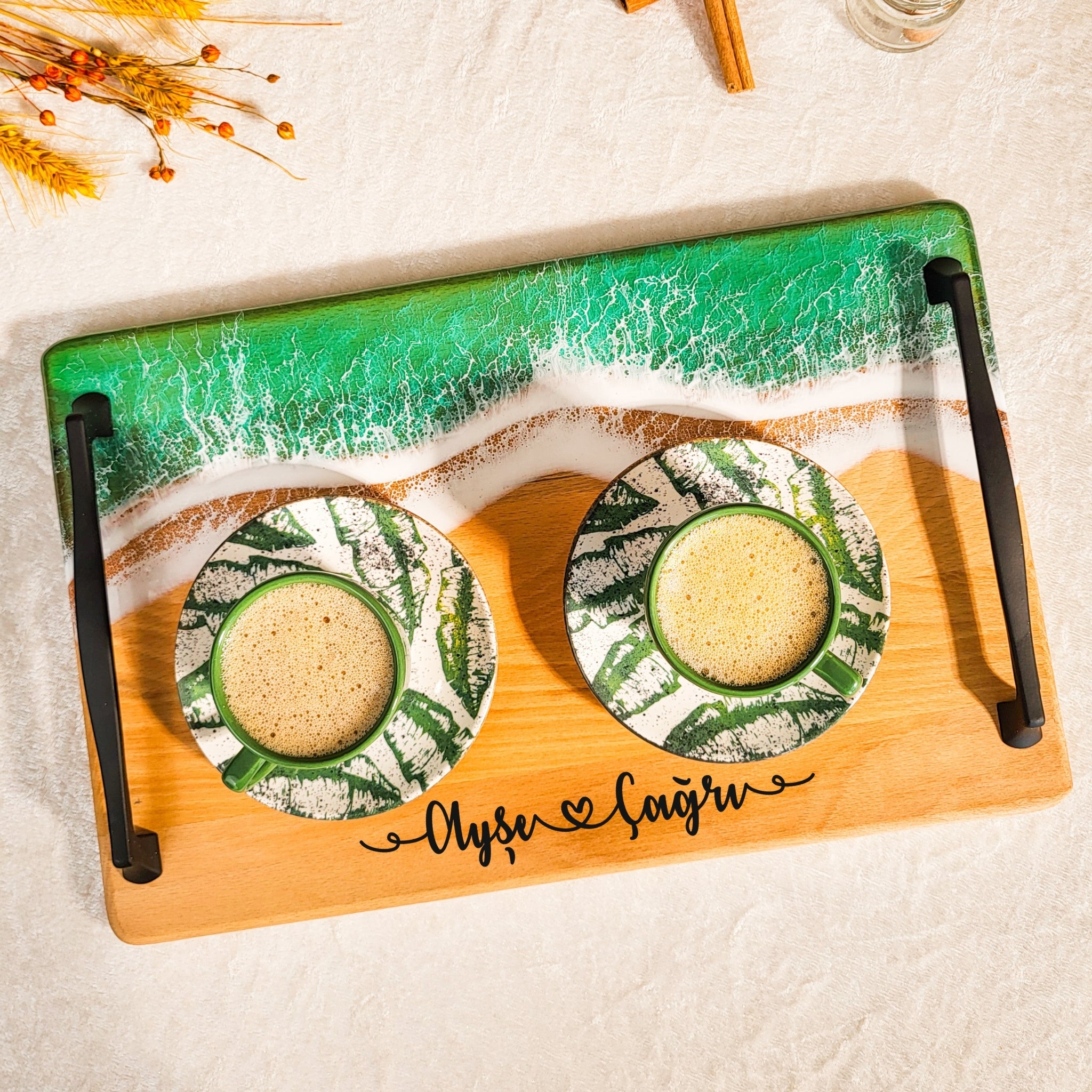 Kişiye Özel İsim Kazımalı Yeşil Epoksi Okyanus Desenli Kulplu Ahşap Tepsi 24×36 cm