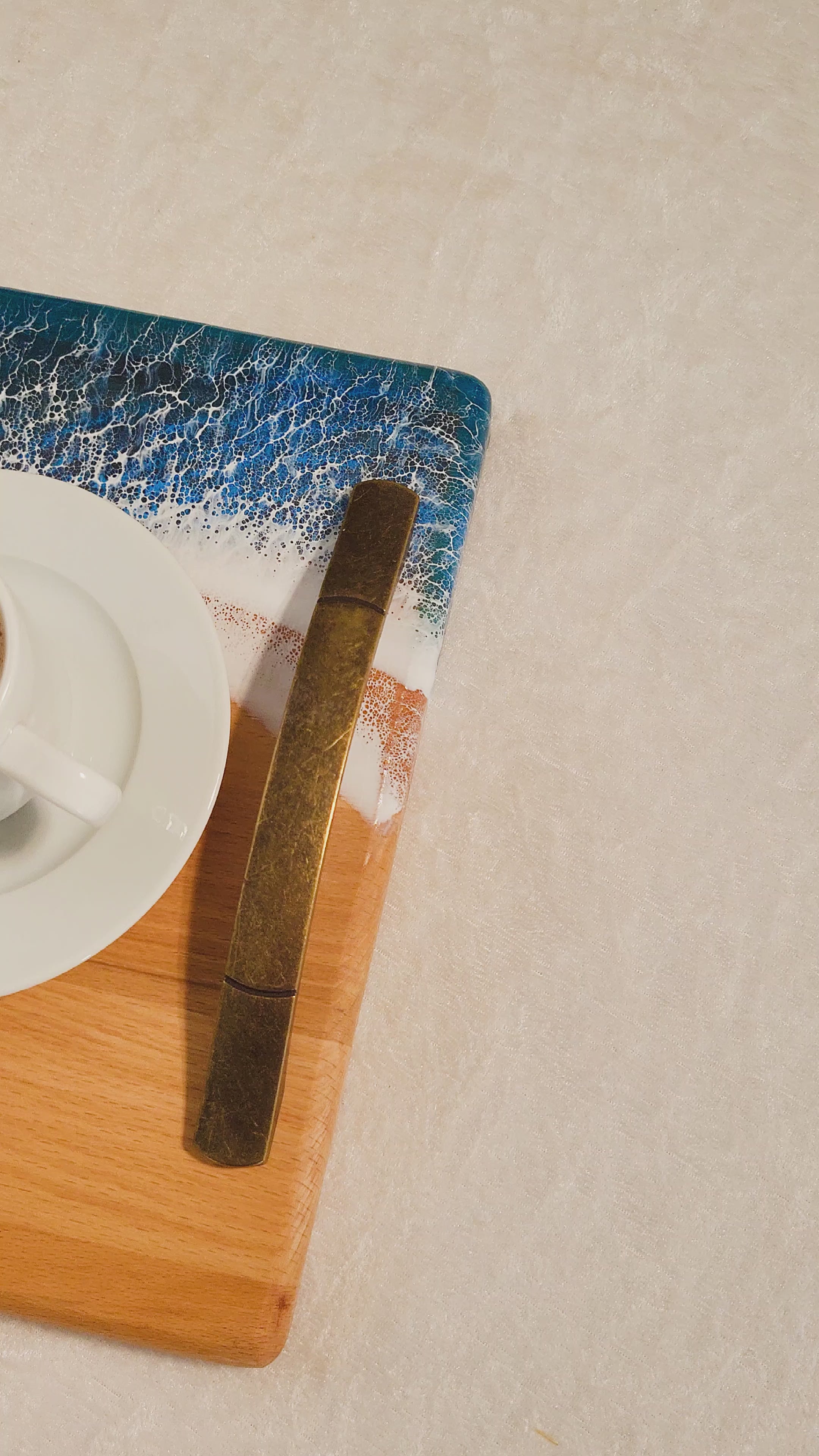 Epoksi Okyanus Desenli Kulplu Ahşap Sunum Tepsisi (24×36 cm)