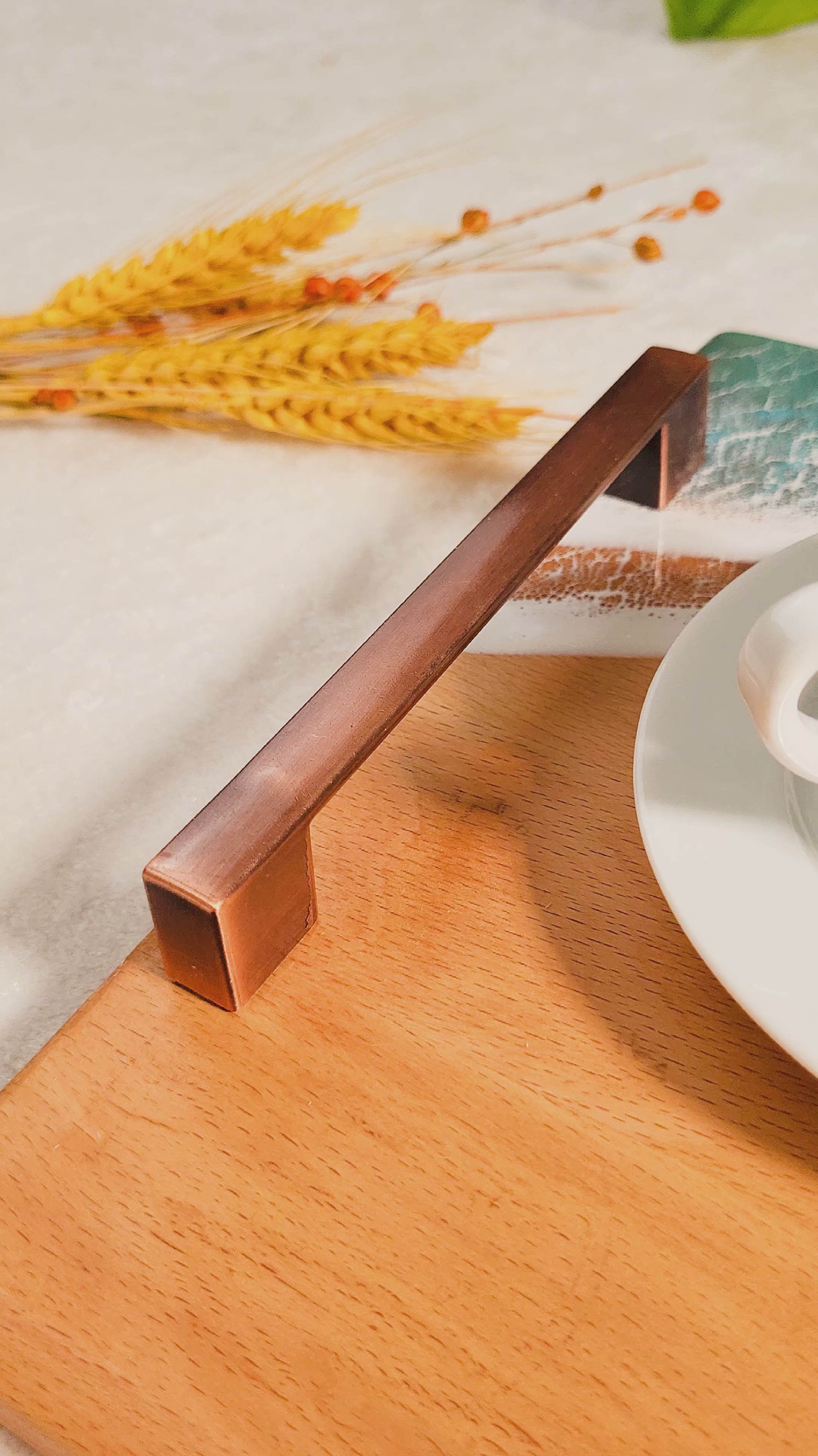 Kişiye Özel İsim Yazılı Epoksi Turkuaz Okyanus Desenli Kulplu Ahşap Sunum Tepsisi (24×36 cm)