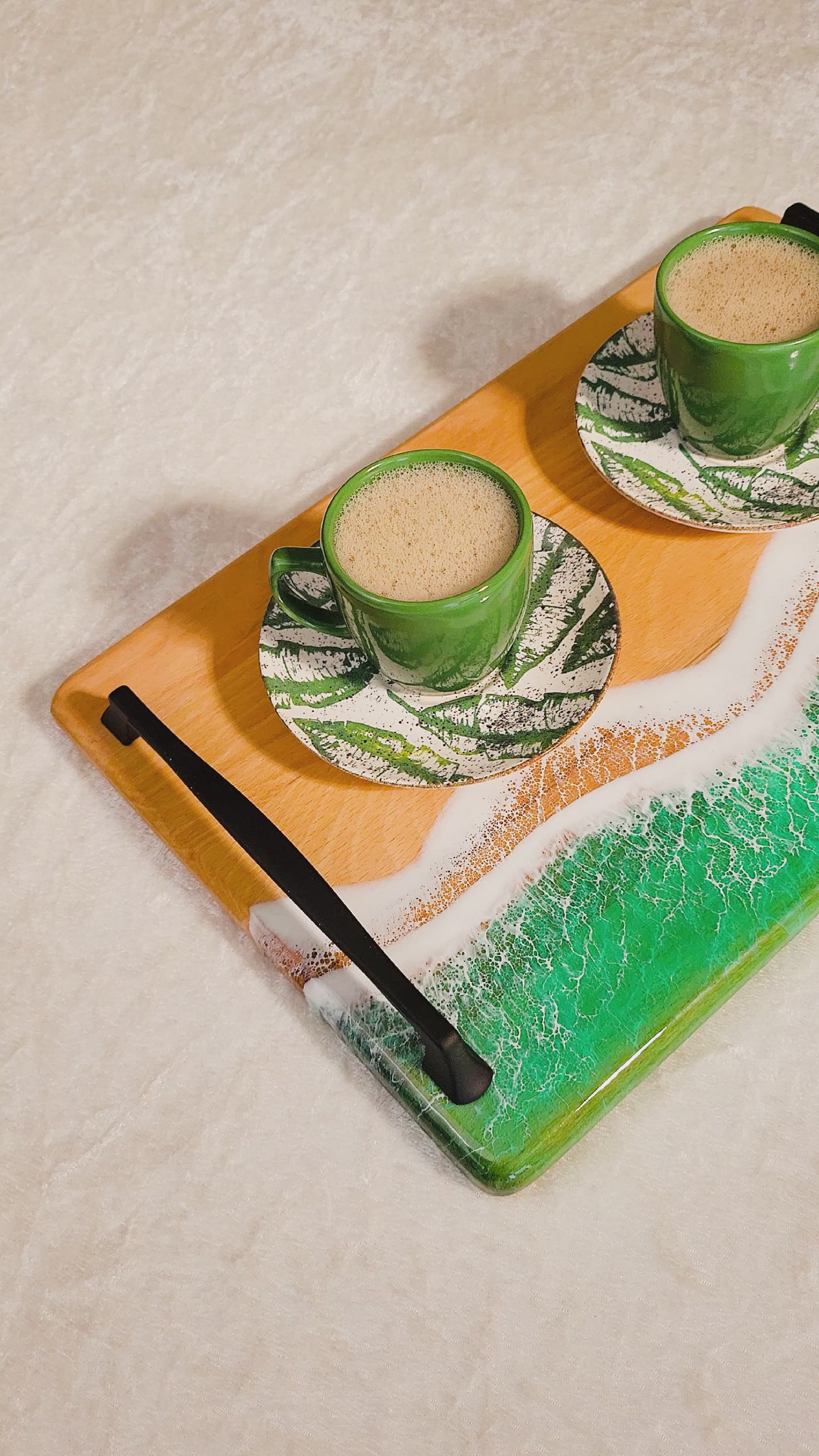 Kişiye Özel İsim Kazımalı Yeşil Epoksi Okyanus Desenli Kulplu Ahşap Tepsi 24×36 cm