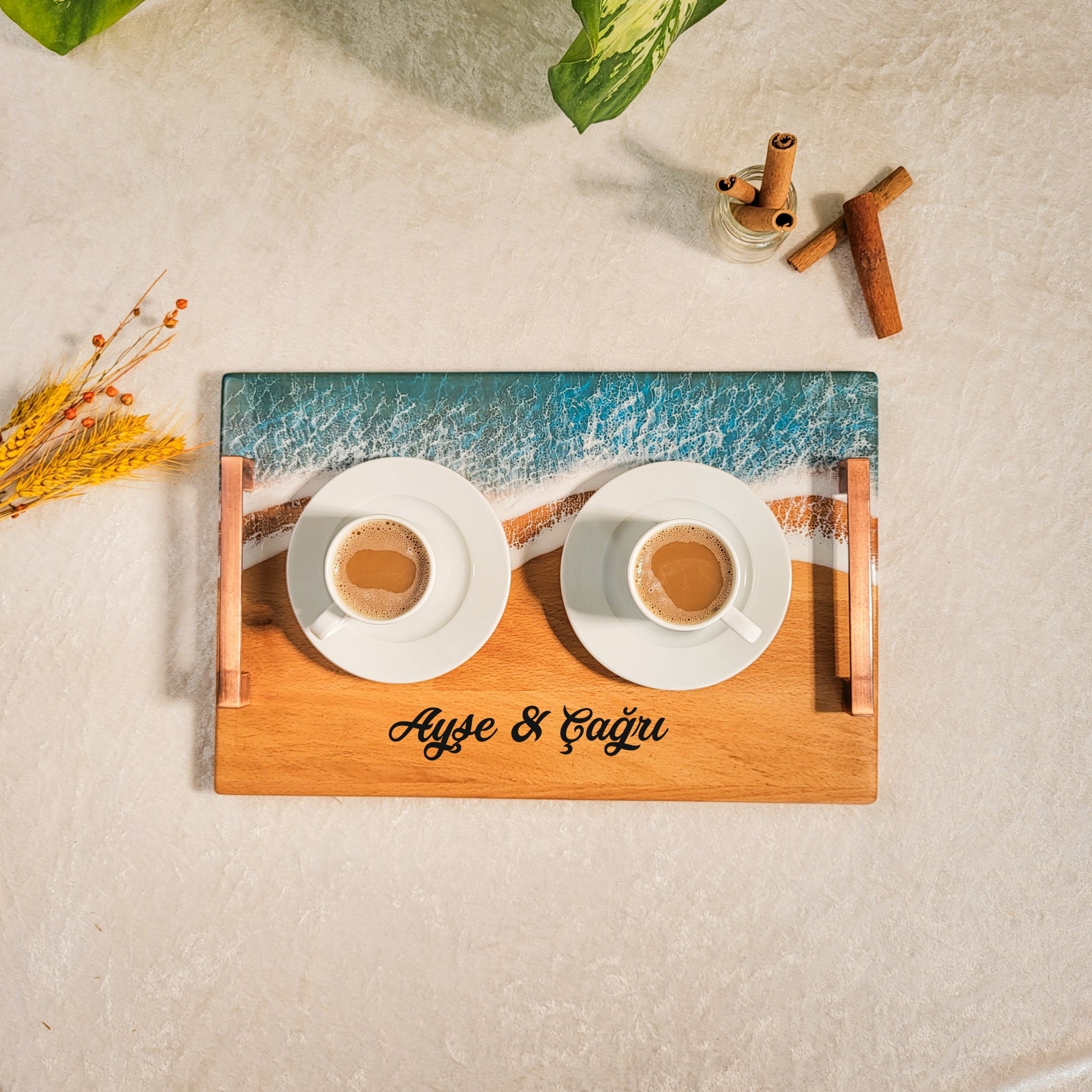 Kişiye Özel İsim Yazılı Epoksi Turkuaz Okyanus Desenli Kulplu Ahşap Sunum Tepsisi (24×36 cm)